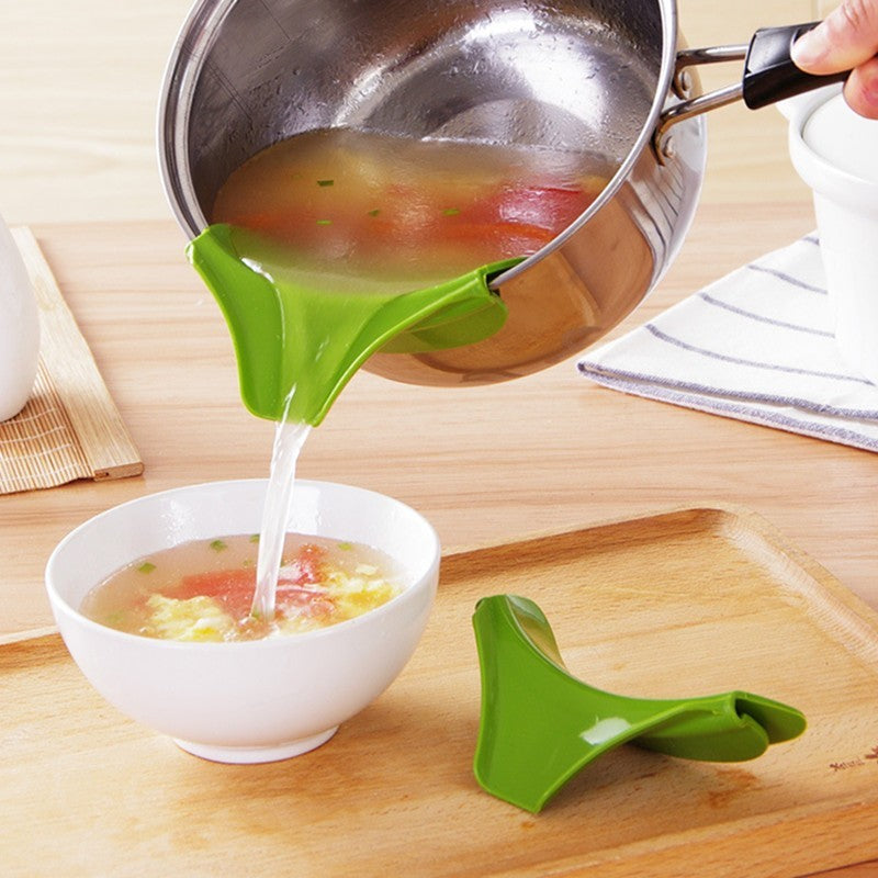 Green Silicone Clip-On Pot Spout for Spill-Free Pouring