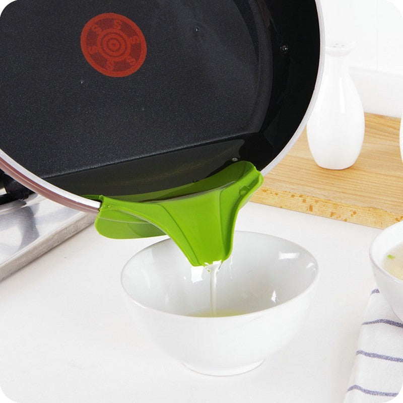 Green Silicone Clip-On Pot Spout for Spill-Free Pouring